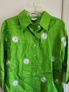 Green Daisy Embroidered Button-Up Linen Shirt